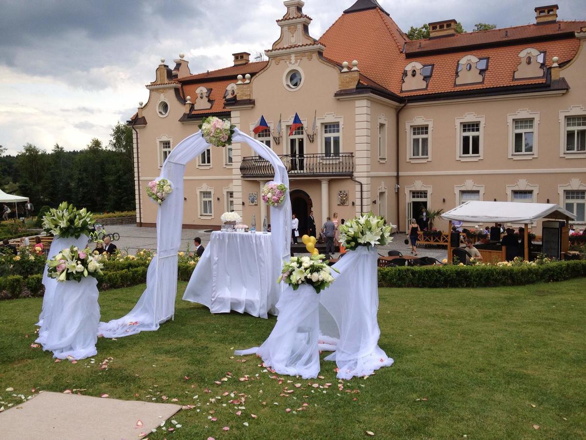 Hotel Zamek Berchtold Strančice Exterior foto