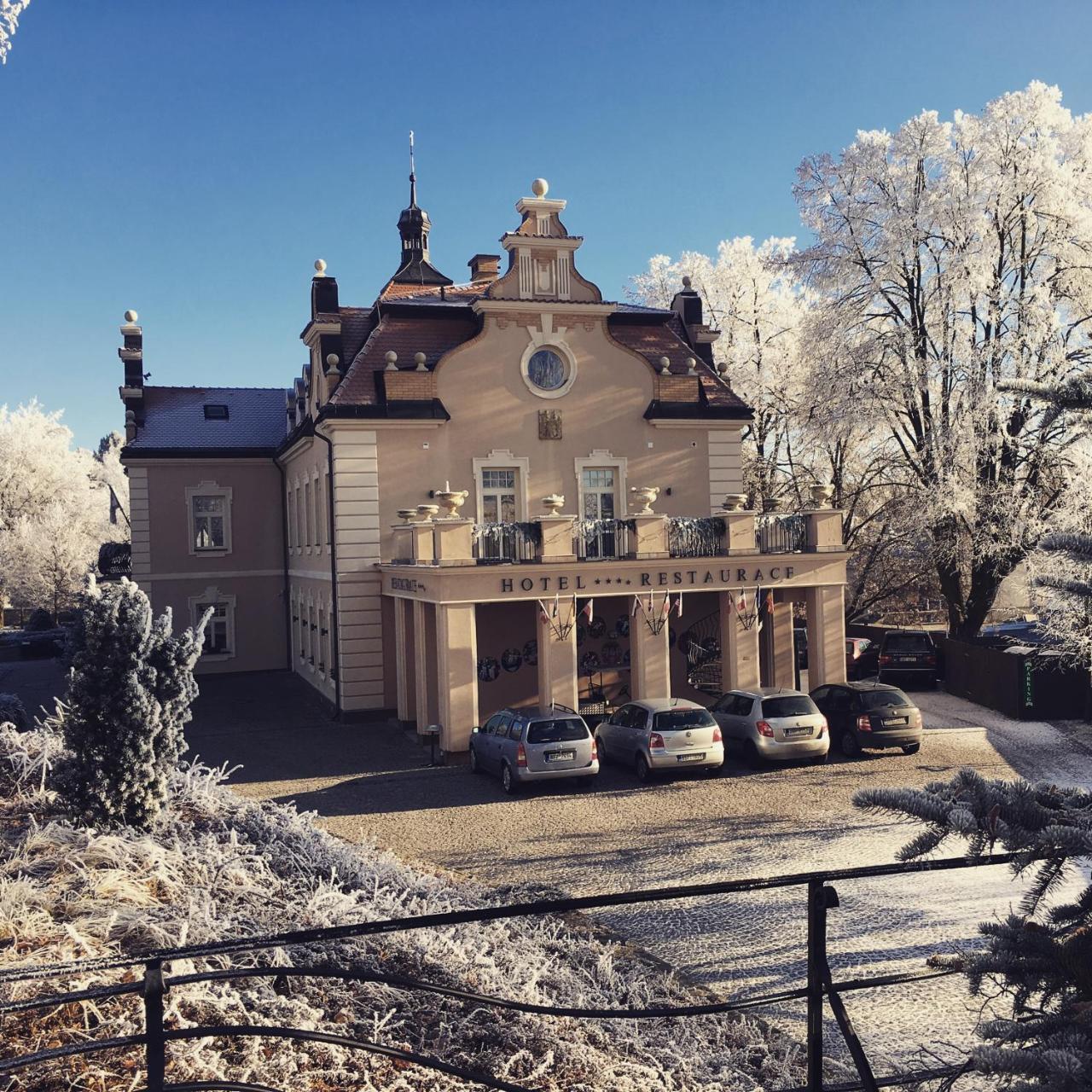 Hotel Zamek Berchtold Strančice Exterior foto